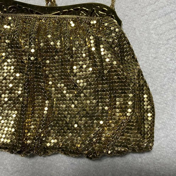 Vintage WHITING & DAVIS Gold Tone Mesh Purse With Filigree Metal Top - Picture 4 of 12